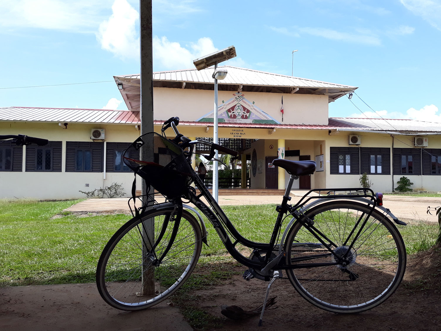 Le vélo de Virginie devant le collège.