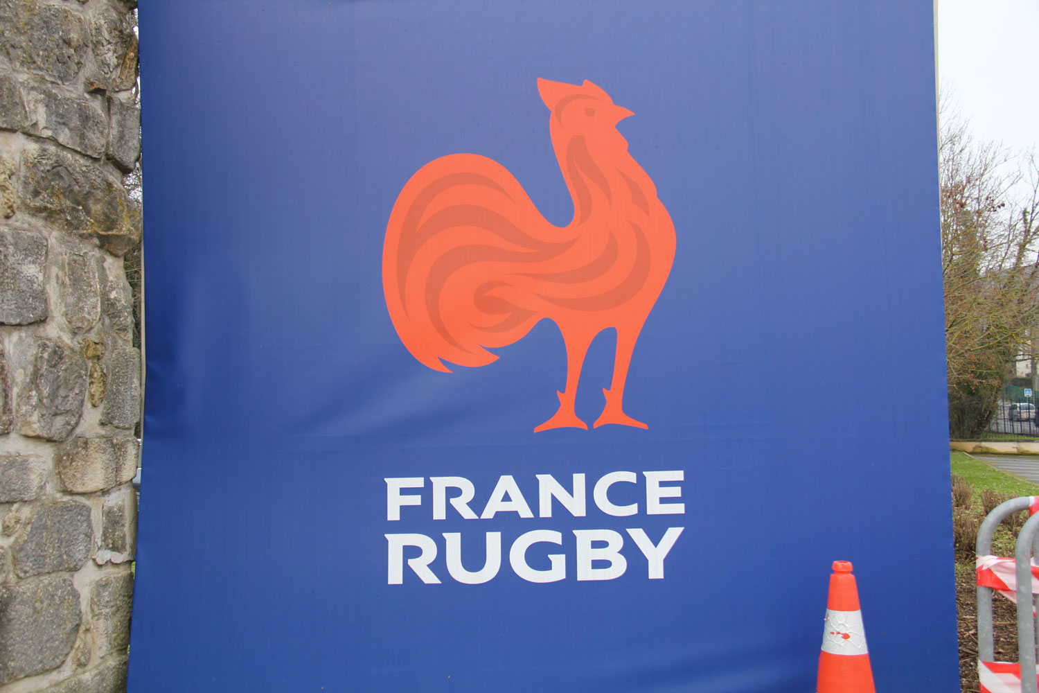 Le camp d’entrainement de l’équipe de France à Marcoussis à côté de ce logo © Globe Reporters