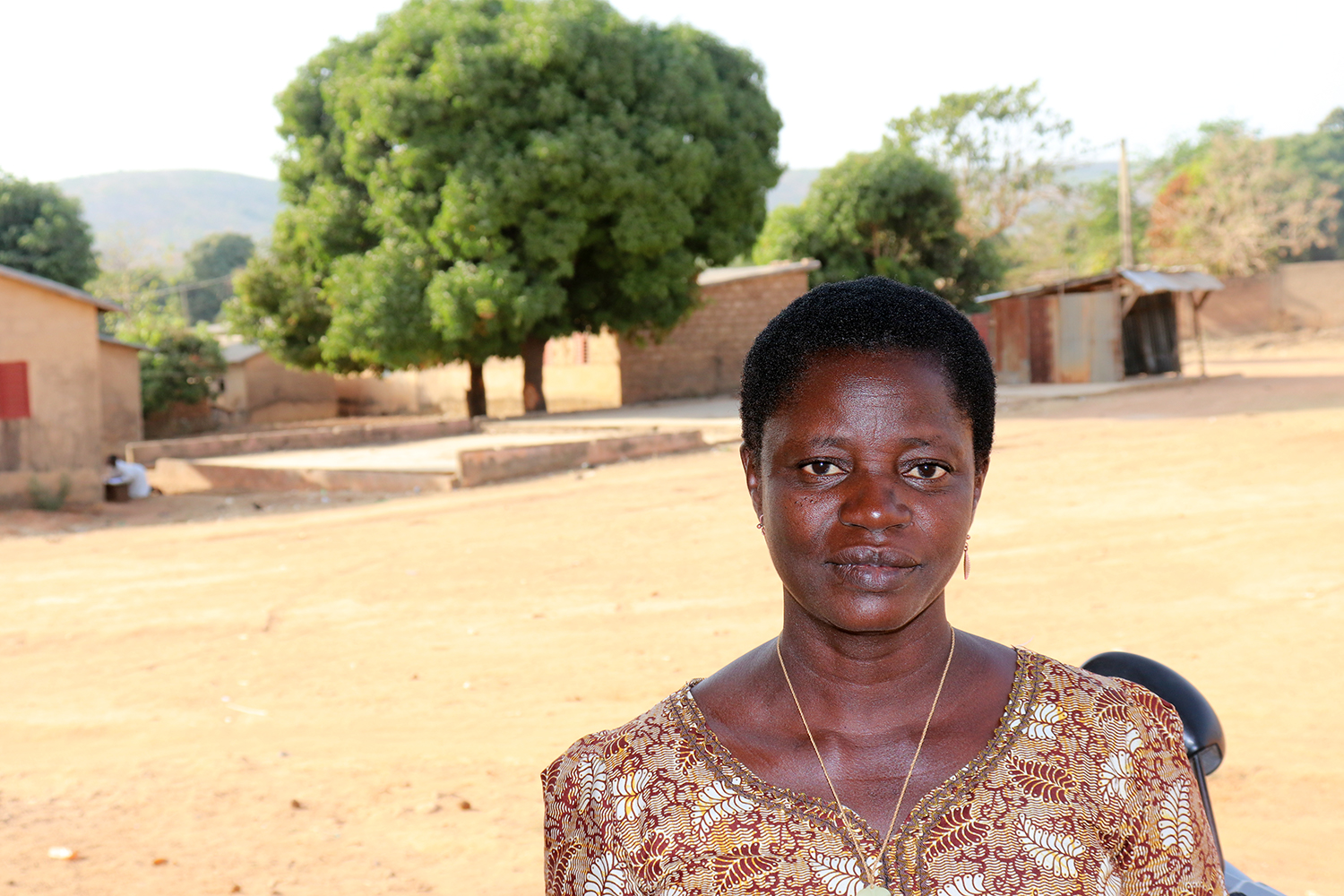 Hortense AGBETOU est institutrice en primaire. Elle aime aussi travailler la terre et voir pousser des légumes.