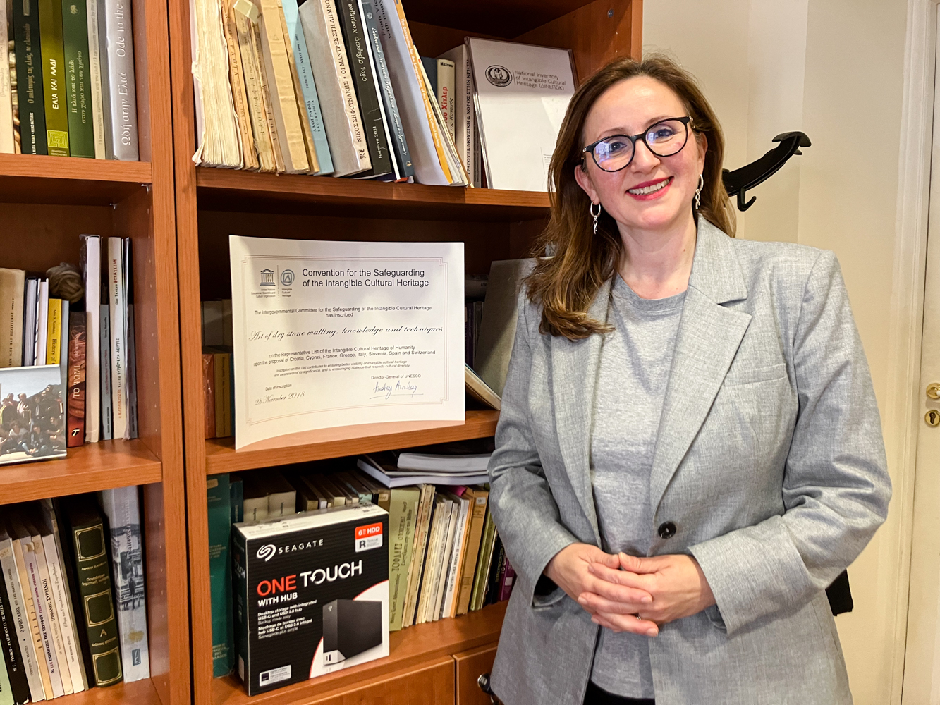 Ioanna TZAVARA, dans son bureau de la direction du patrimoine culturel moderne du Ministère hellénique de la Culture et des Sports © Globe Reporters