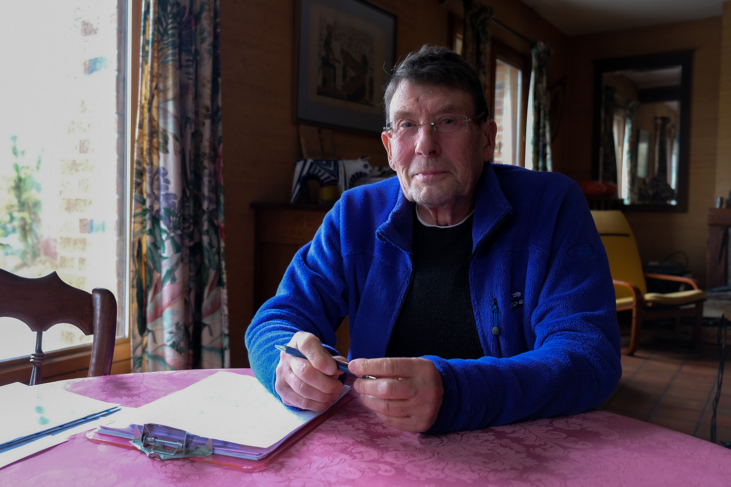 Portrait de Jean-Michel DAMIENS à la fin de l’entretien. L’interview a lieu au domicile de Jean-Michel à Loos-en-Gohelle. © Globe Reporters