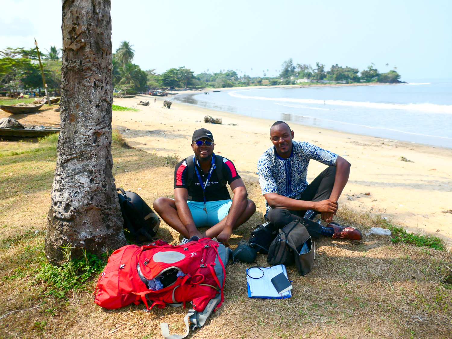 Raphaël a fait l’interview de Karen et Ulrich à l’ombre d’un palmier sur la plage de Tradex à Kribi © Globe Reporters