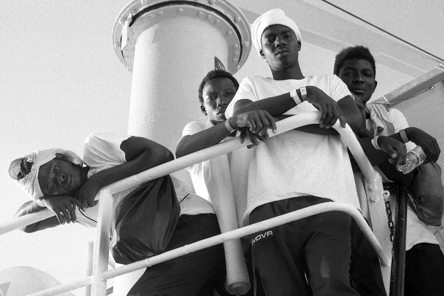 Réfugiés à bord de l’Aquarius, un bateau affrété par l’ONG Médecins du monde pour sauver les réfugiés en perdition en Mer Méditerranée – photo de Raphaël Krafft