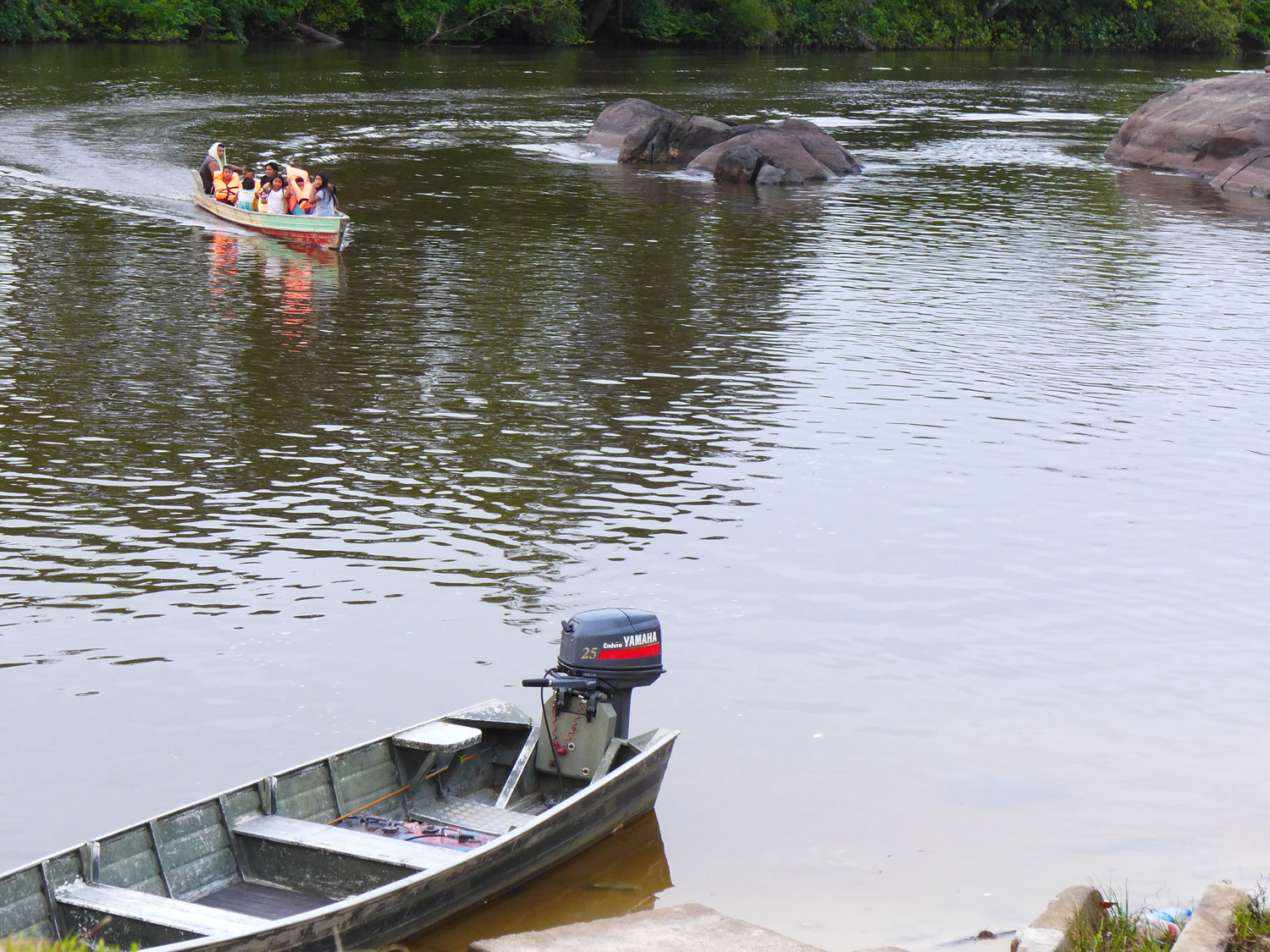 Arrivée d’écoliers en pirogue.