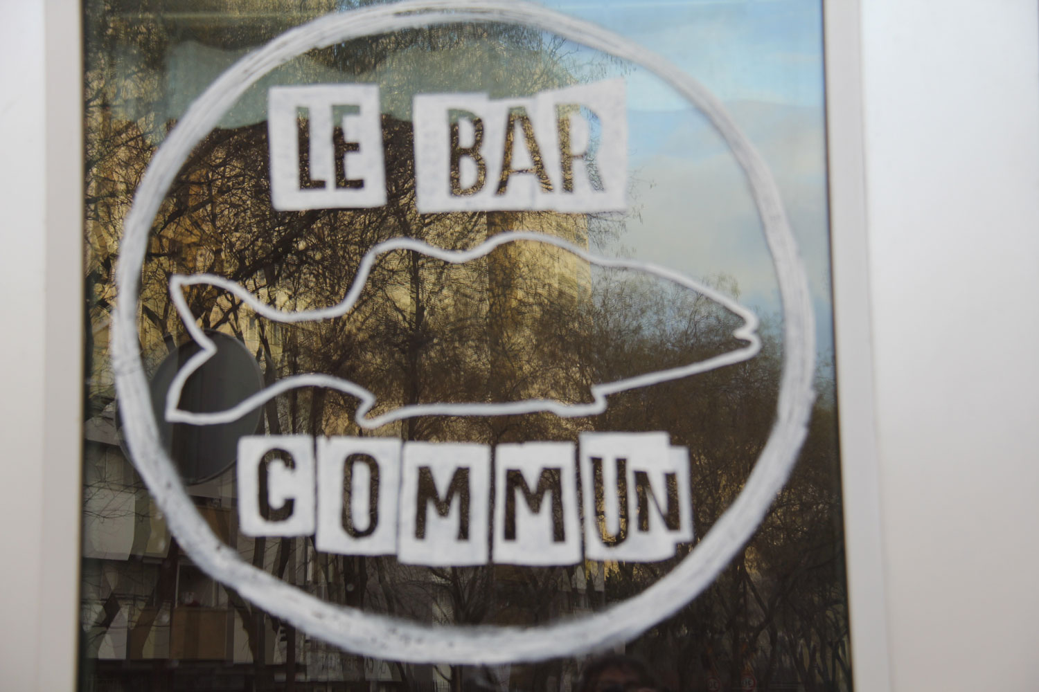 Le bar commun est un café associatif. Son propriétaire n’est pas une personne, mais une association). Au moment du reportage, il est fermé comme tous les autres cafés parisiens sauf pour permettre aux sans-abris de se retrouver le jeudi après-midi, c’est essentiel pour eux © Globe Reporters