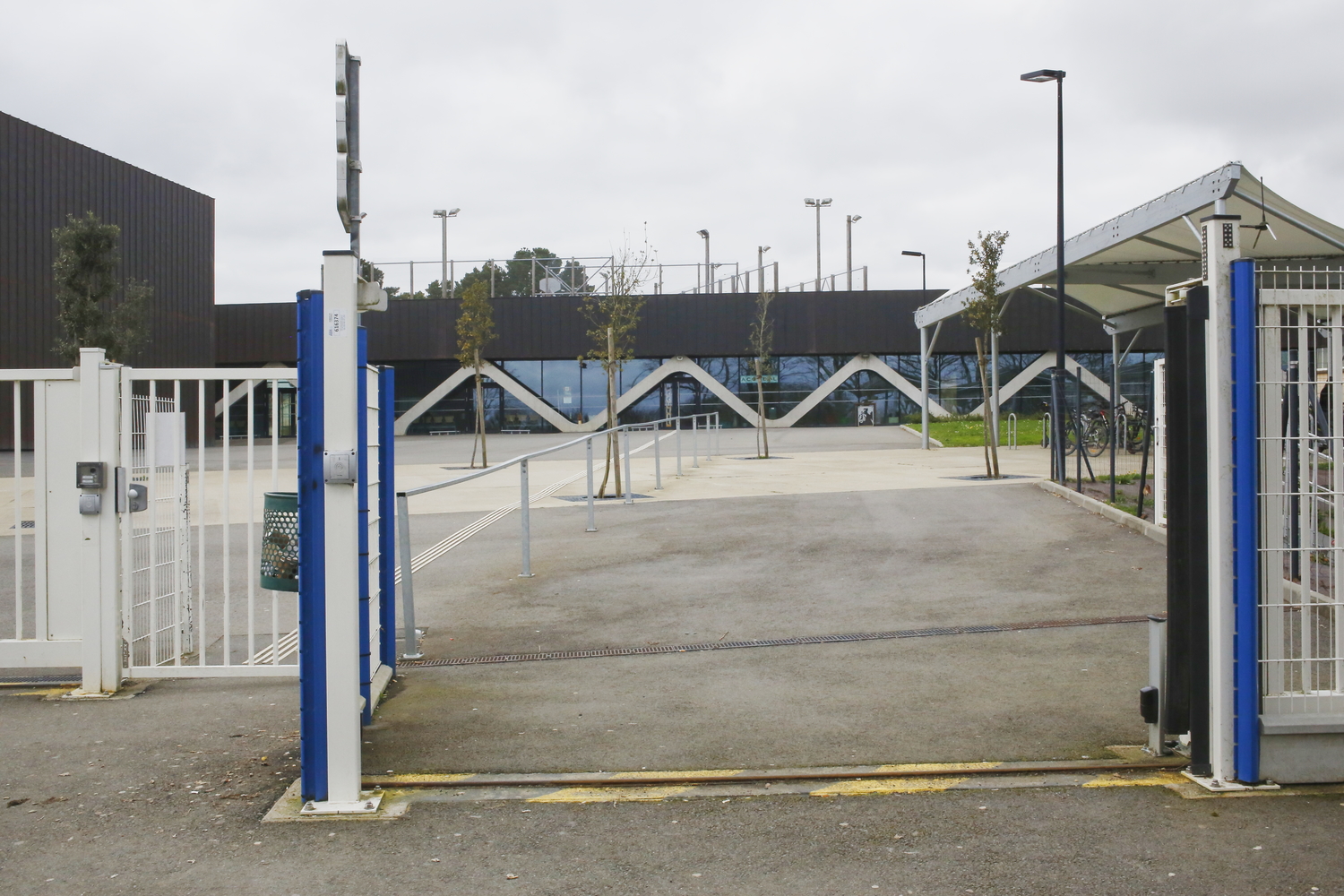 L’entrée du lycée Guy MÔQUET- Etienne LENOIR. Il n’y a pas d’agent de sécurité à l’entrée. Marine s’est juste présentée à l’accueil © Globe Reporters