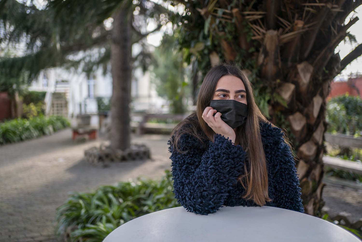 Elif dans la cour du collège © Globe Reporters