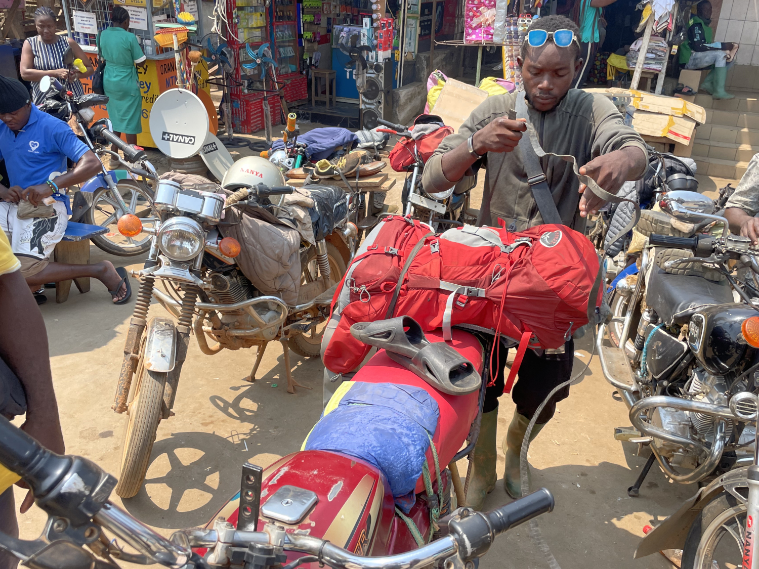 À la gare routière de Kribi, Patrick, moto-taxi, accroche le sac de Raphaël à l’aide vieilles chambres à air © Globe Reporters