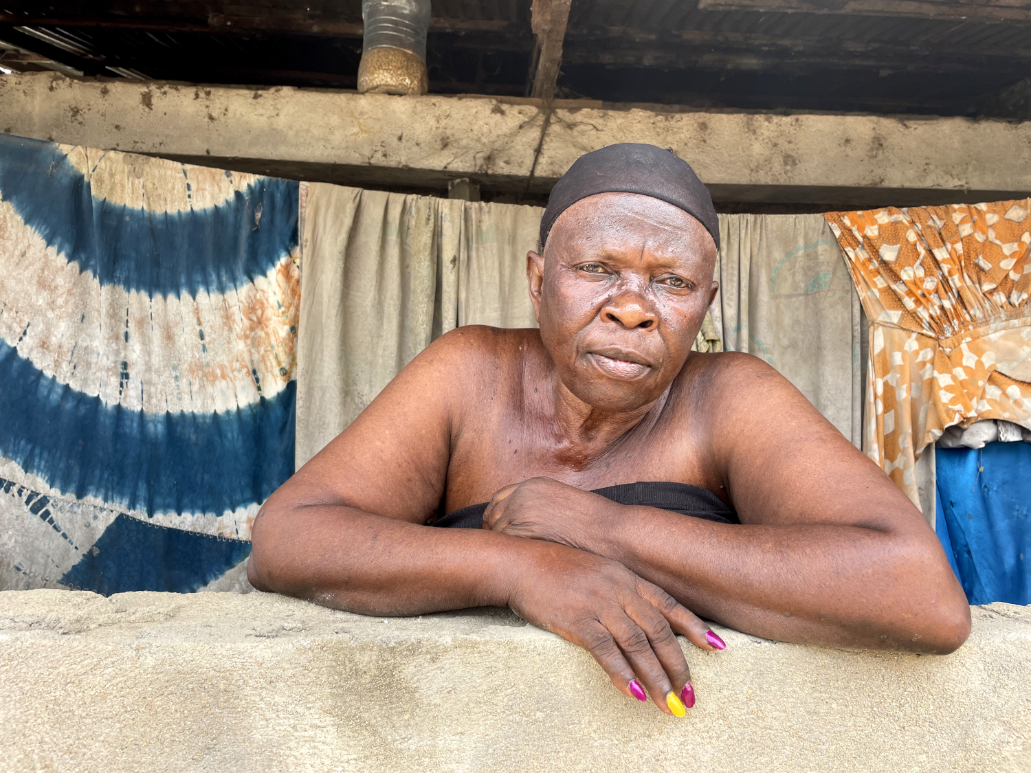 Marie-Claire, habitante du quartier de Makepe-Missoke, est obligée de fuir sa maison lors des inondations qui surviennent pendant la saison des pluies © Globe Reporters