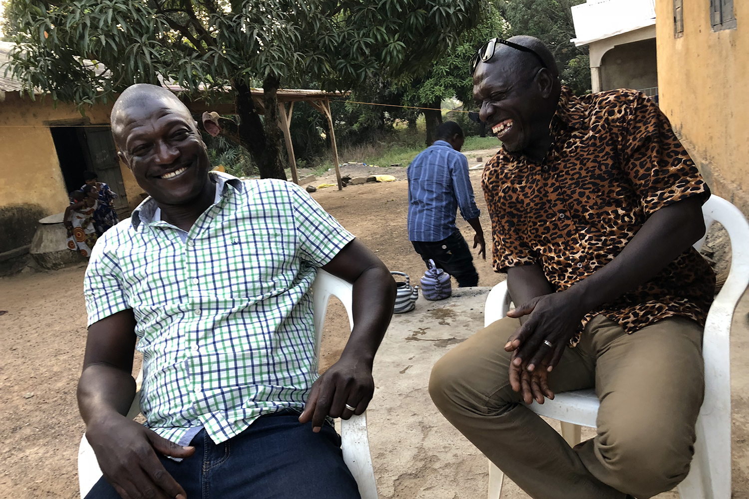 Maso et son frère aîné Fodé à notre arrivée dans leur maison de Kissidougou.