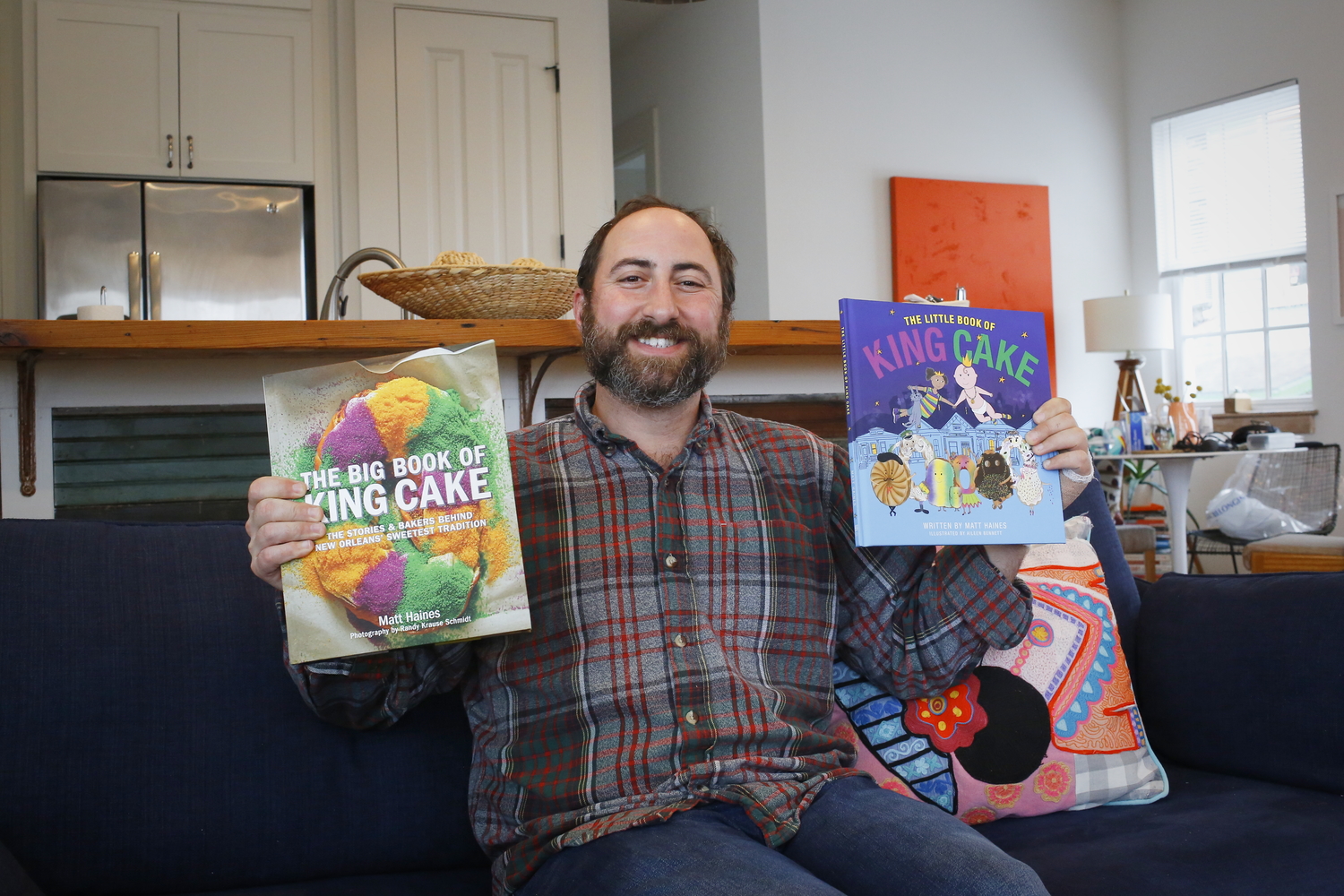 Portrait de Matt avec ses livres sur le King cake © Globe Reporters 