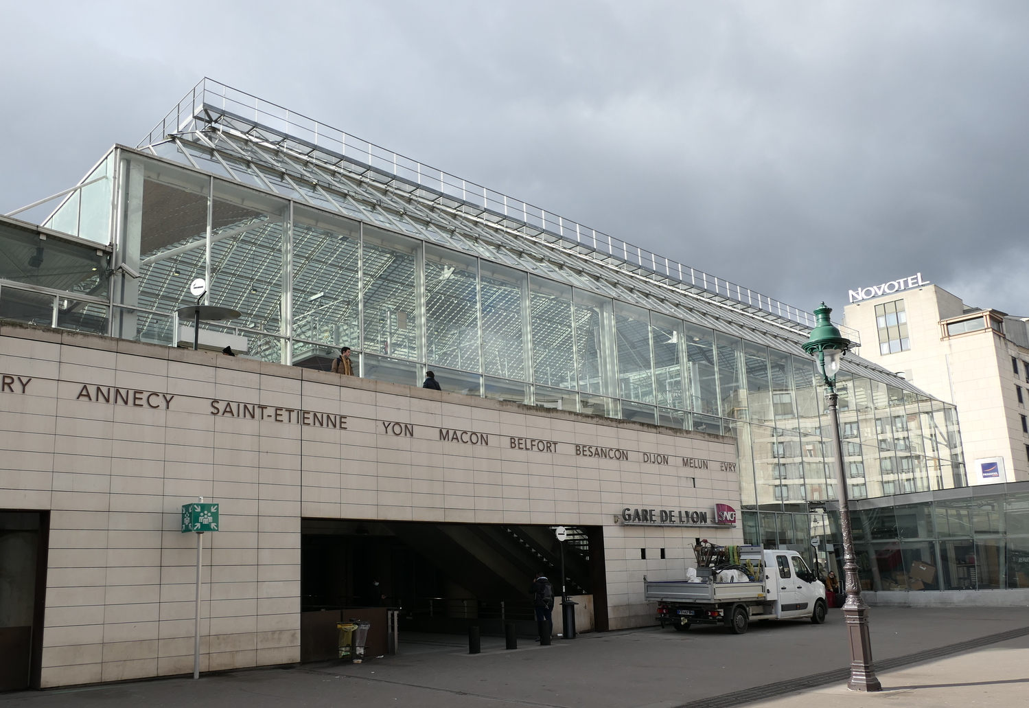 Océane SEGURA doit se rendre dans les bureaux de la Société du Grand Paris un matin de janvier, elle commence son périple à la gare de Lyon, dans un RER direction Saint-Denis © Globe Reporters