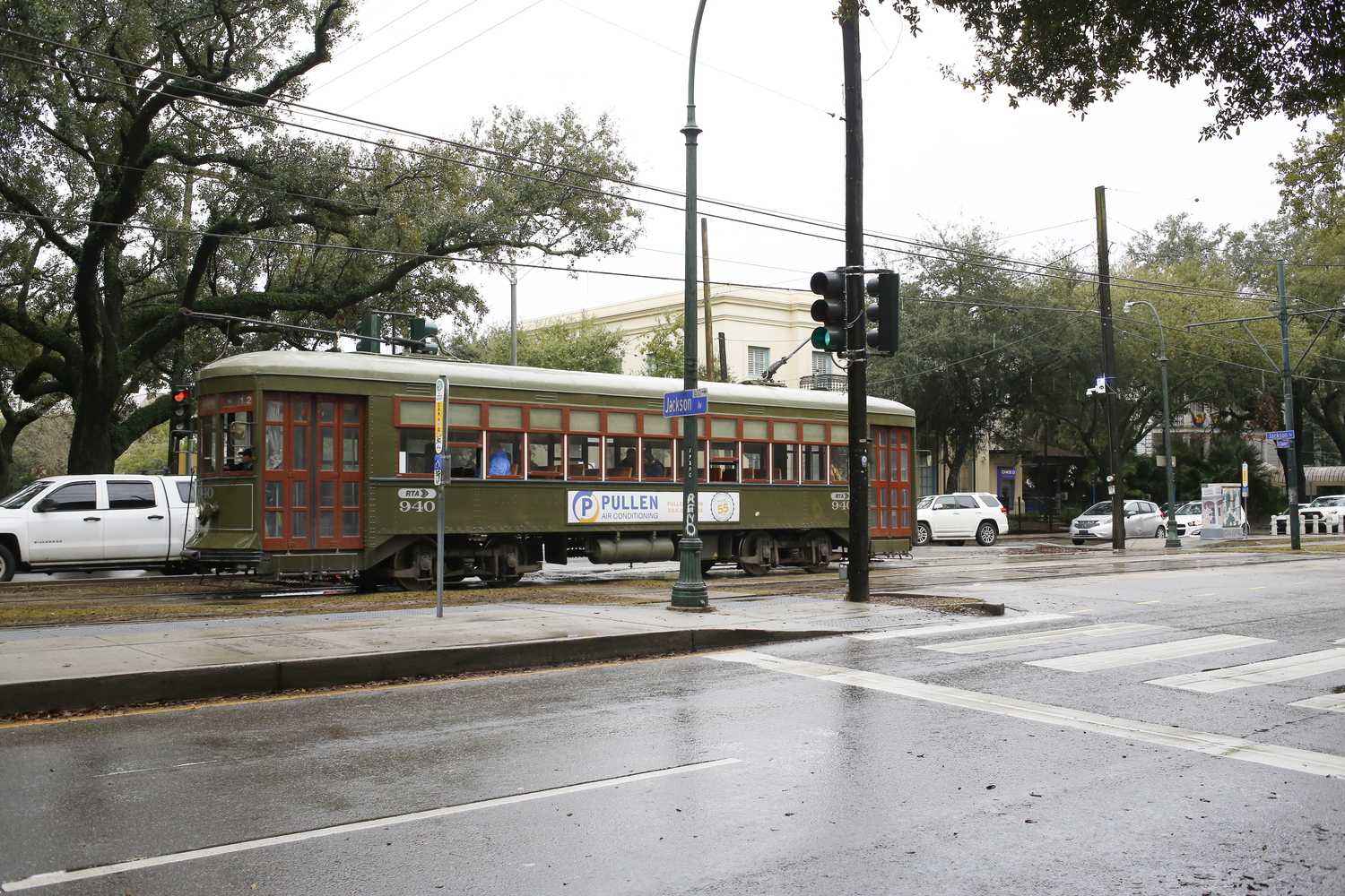 Le streetcar vert de l’Avenue Charles © Globe Reporters