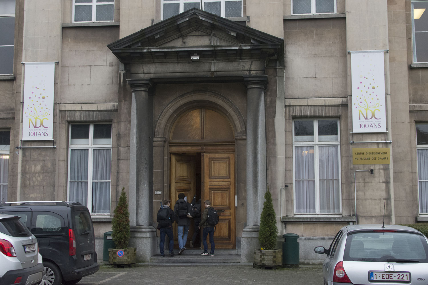 L’école Notre Dame des Champs est une vieille bâtisse de plus de cent ans ! On entre à l’intérieur en passant cette grande porte en bois