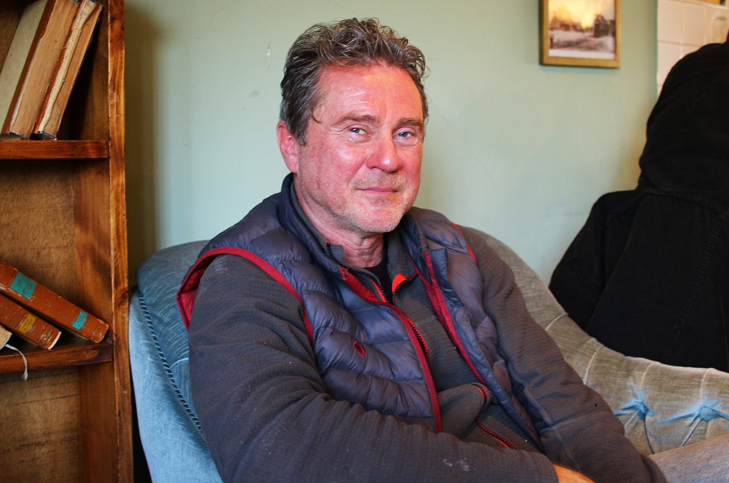 Portrait de Philippe PEIGER, installé dans un fauteuil de la Recyclerie, où l’interview est réalisée © Globe Reporters