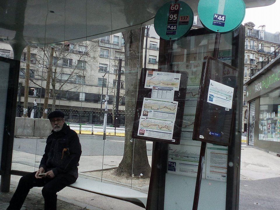 Facile reconnaître les arrêts de bus ; ils sont identiques à Paris et Marseille.