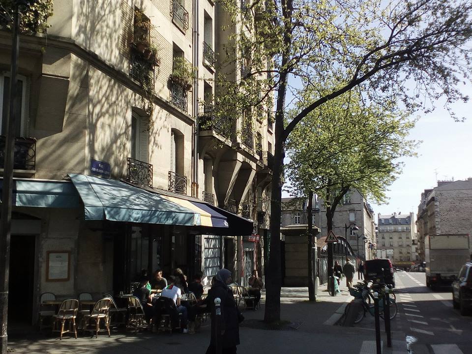 À l’entrée du quartier, tout est calme. On fait ses courses, on prend un café entre amis.