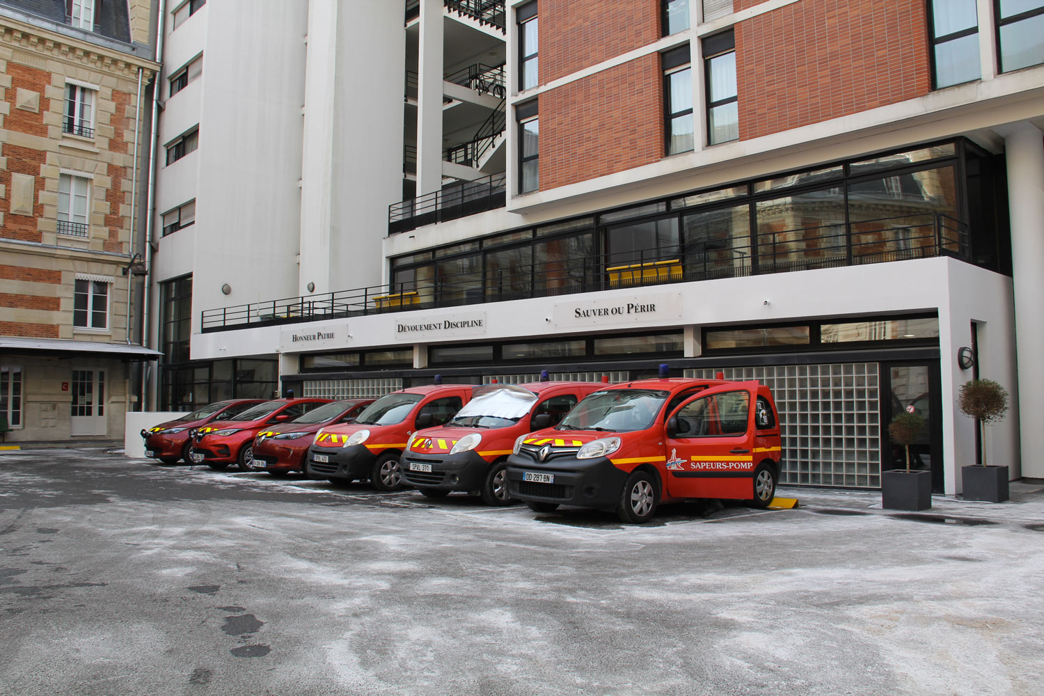 Il y a relativement peu d’incendies à Paris. La majorité des interventions des pompiers de Paris concerne des aides à des personnes en difficulté. Il y a tout de même un camion avec la grande échelle © Globe Reporters