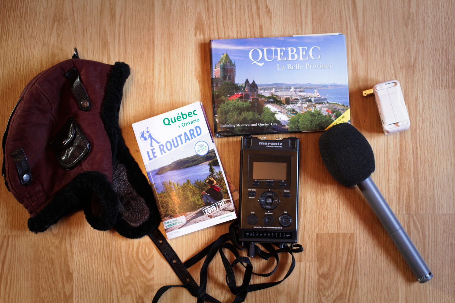 Préparation avant le départ : guides de voyages, bonnet chaud, adaptateur pour les prises, micro et enregistreur pour réaliser de super interviews © Globe Reporters