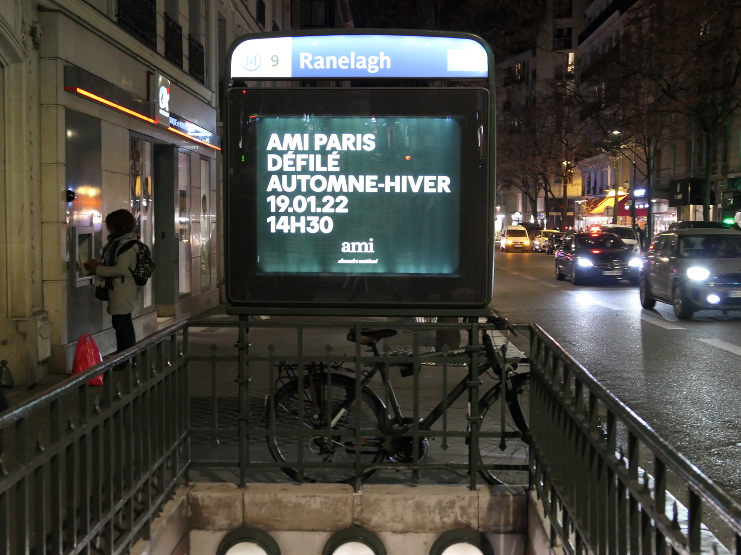 Le père de Raphaël nous donne rendez-vous dans leur appartement en début de soirée. Après un long trajet en métro, Océane arrive à la station Ranelagh, au coeur du seizième arrondissement de Paris © Globe Reporters