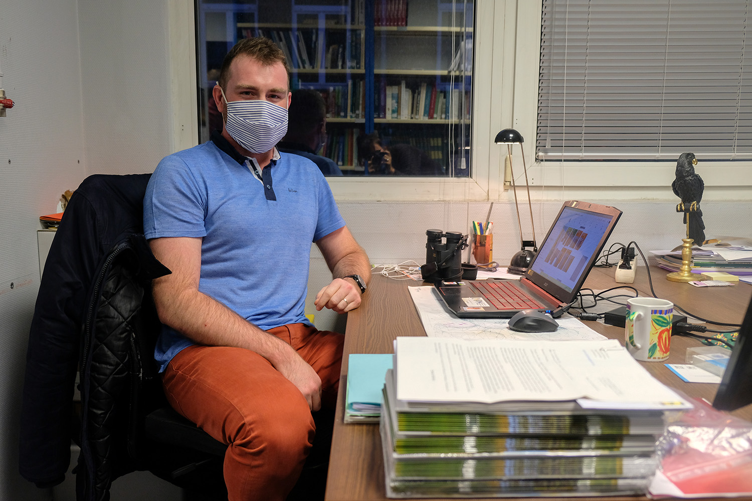 Portrait de Robin QUEVILLART à son bureau, après l’entretien © Globe Reporters