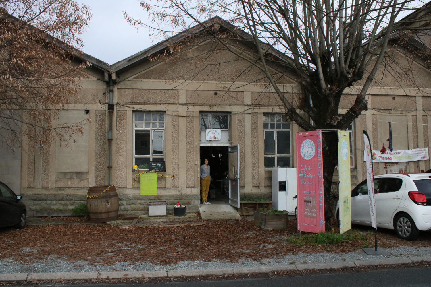 La ressourcerie est située dans une ancienne usine à Albi depuis 2019 © Anouk PASSELAC / Globe Reporters