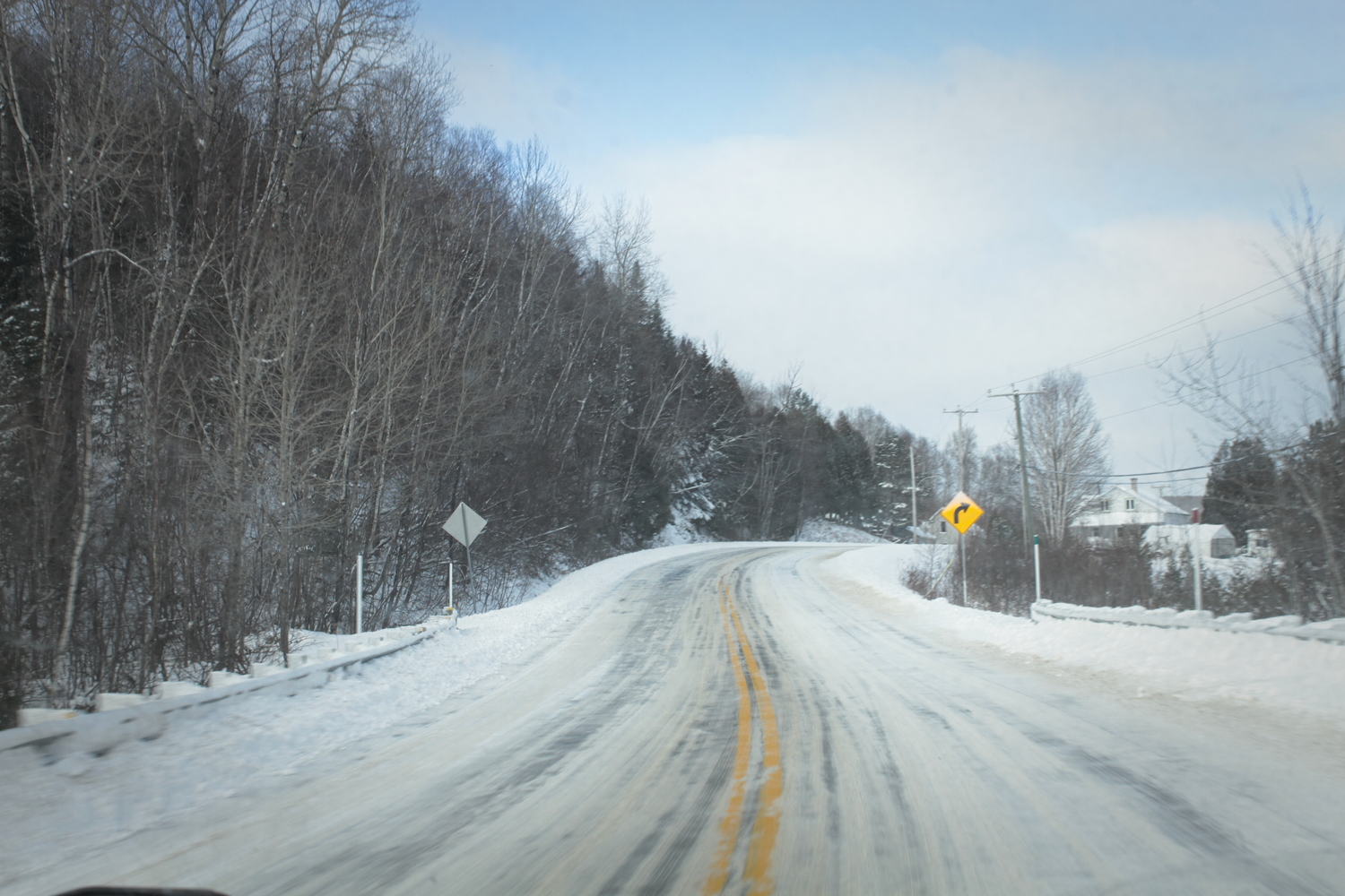 La route enneigée vers le Parc de la Mauricie.