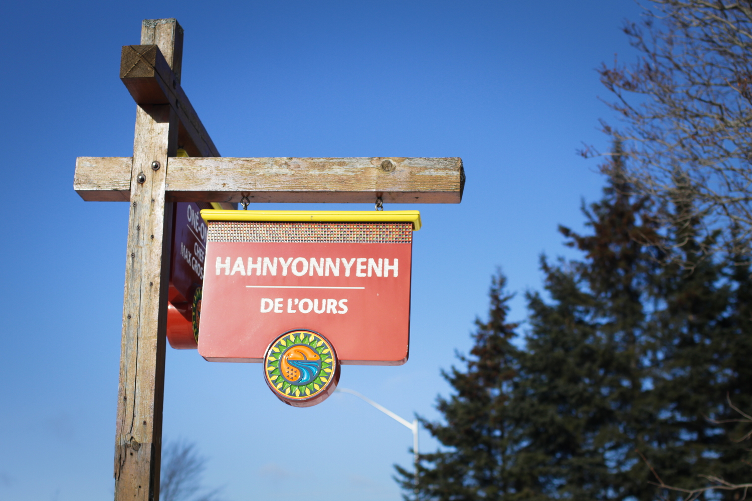 L’école Wahta’ se situe sur la rue de l’Ours.