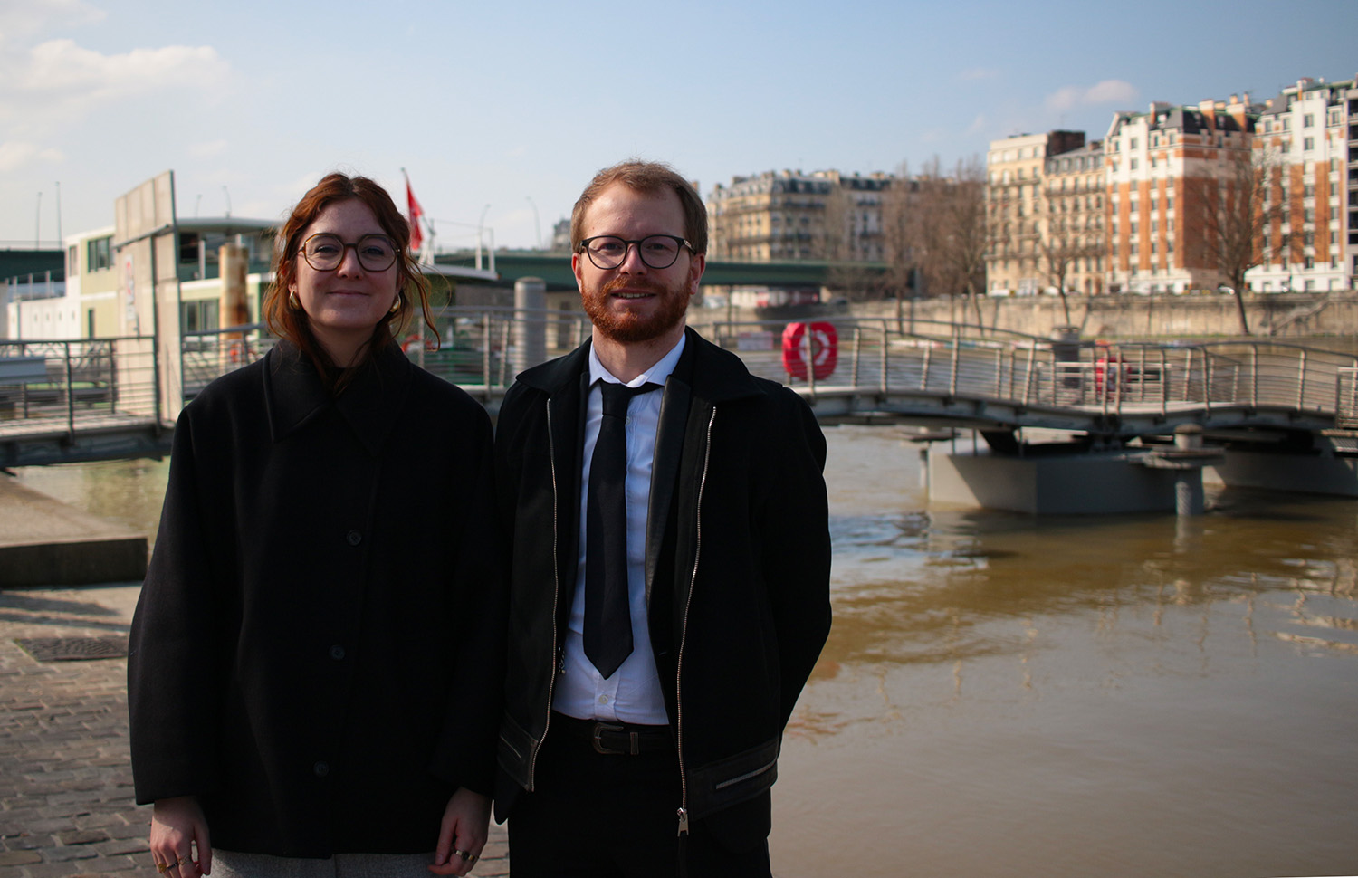 Laura GOMES MARTINS et Charles XARDEL devant la Seine, à quelques pas de la préfecture de région © Globe Reporters