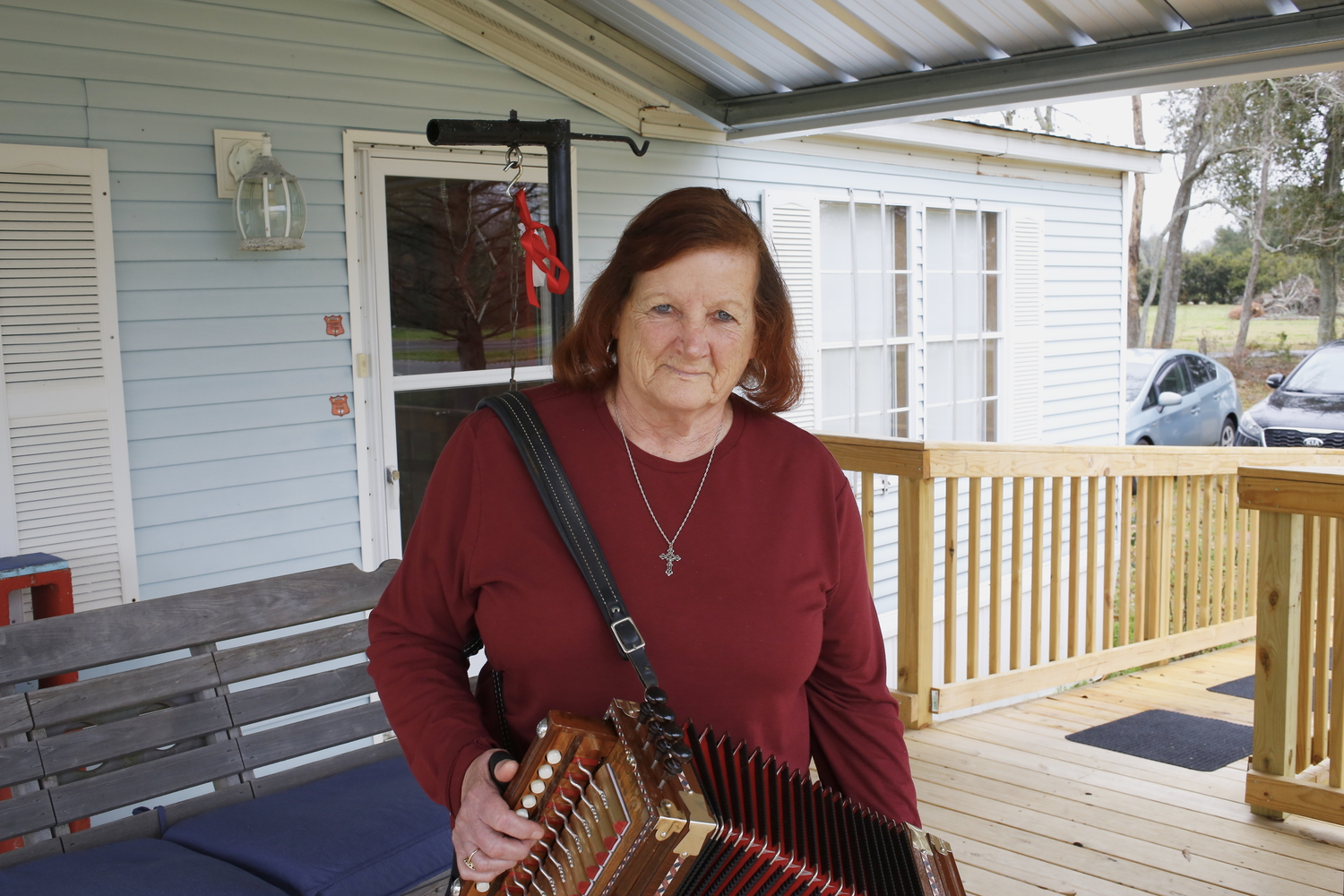 Portrait de Sheryl CORMIER sur son porche © Globe Reporters 