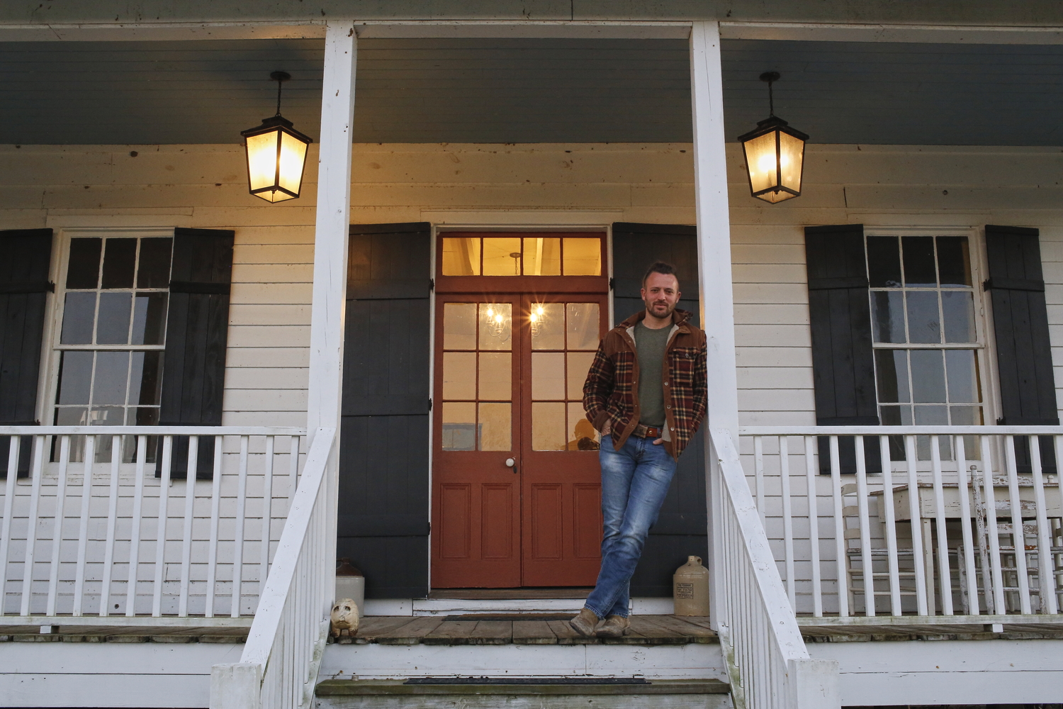 Jourdan devant sa maison © Globe Reporters