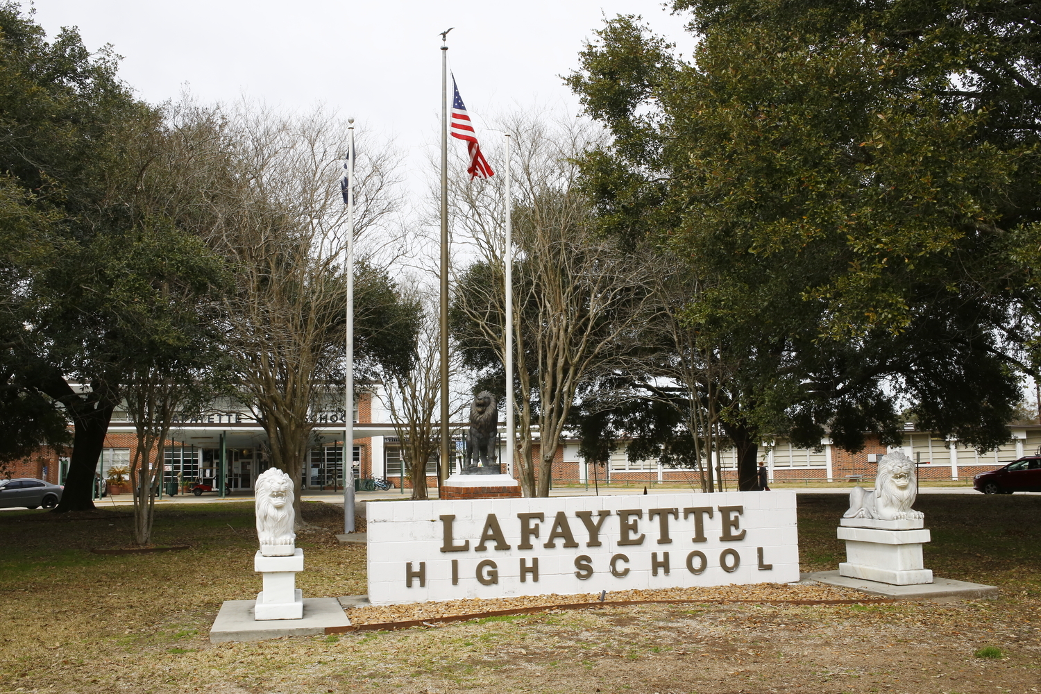 Devant Lafayette High School. Le lion est le symbole du lycée © Globe Reporters 