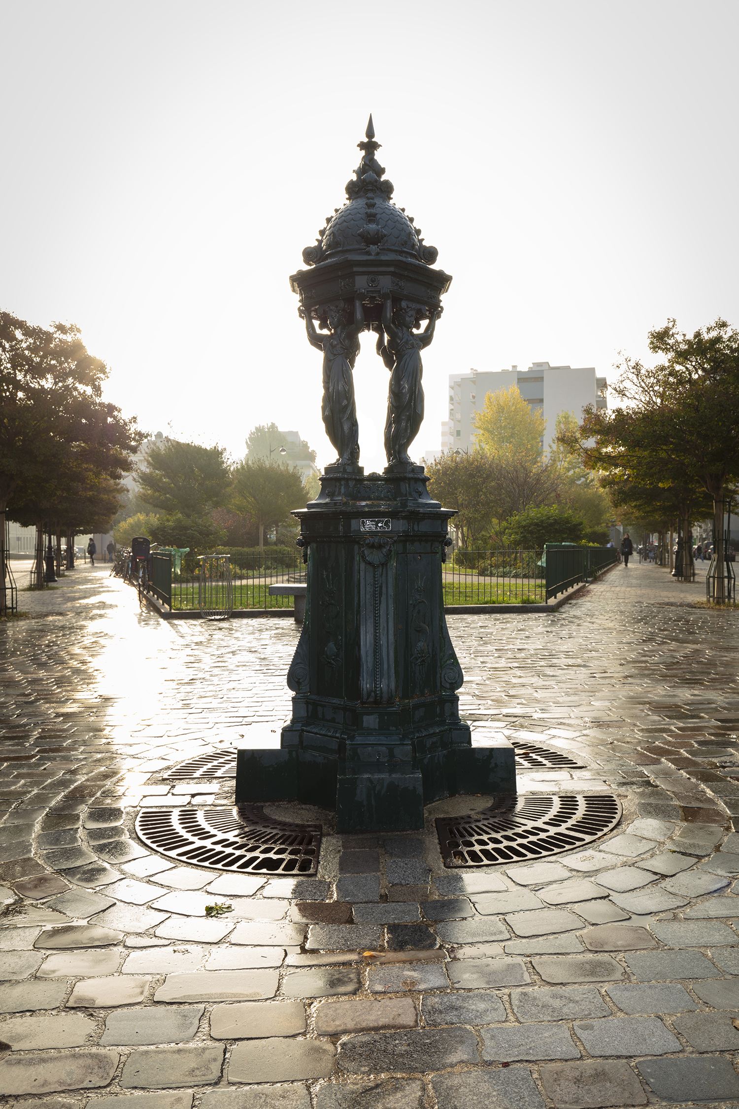 Un exemple de Fontaine Wallace à Paris. Le premier modèle de cette fontaine a été installé dans la capitale en 1872 sur le Boulevard de la Villette. Puisqu’il plaît beaucoup aux Parisiens et aux Parisiennes, d’autres seront installées un partout dans la capitale. Les personnages, les quatre cariatides, représentent la bonté, la simplicité, la charité et la sobriété © Stéphane QUERBES