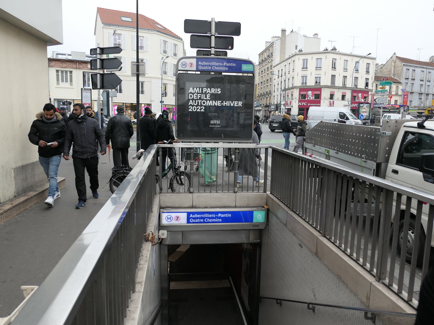 Pour se rendre sur les lieux du reportage, Océane SEGURA doit faire un trajet de presque une heure de métro. C’est à Pantin, juste à côté de Paris, que l’entreprise de végétalisation Platan s’est installée © Globe Reporters