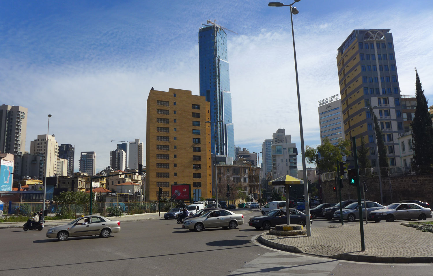 La tour la plus haute de la ville depuis le carrefour de Sodeco.