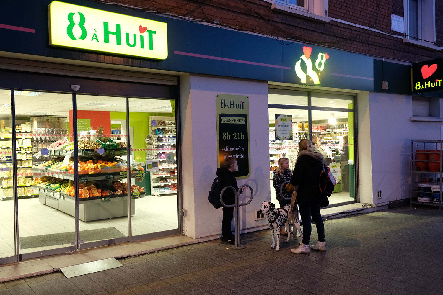 Virginie est directrice de la supérette 8 à Huit, en face du MENADEL et Saint-Hubert, sur la place de la mairie à Loos-en-Gohelle.