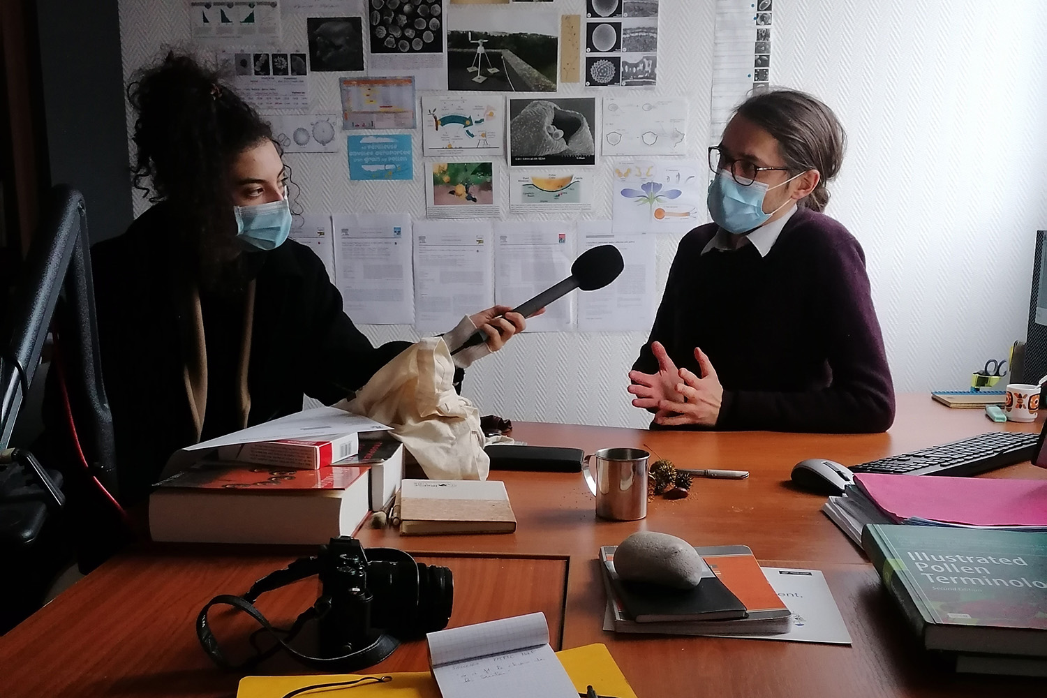 Hana MAAYOUFI, étudiante à l’académie ESJ Lille, et marraine de la rédaction, pose les questions préparées par la classe © Globe Reporters