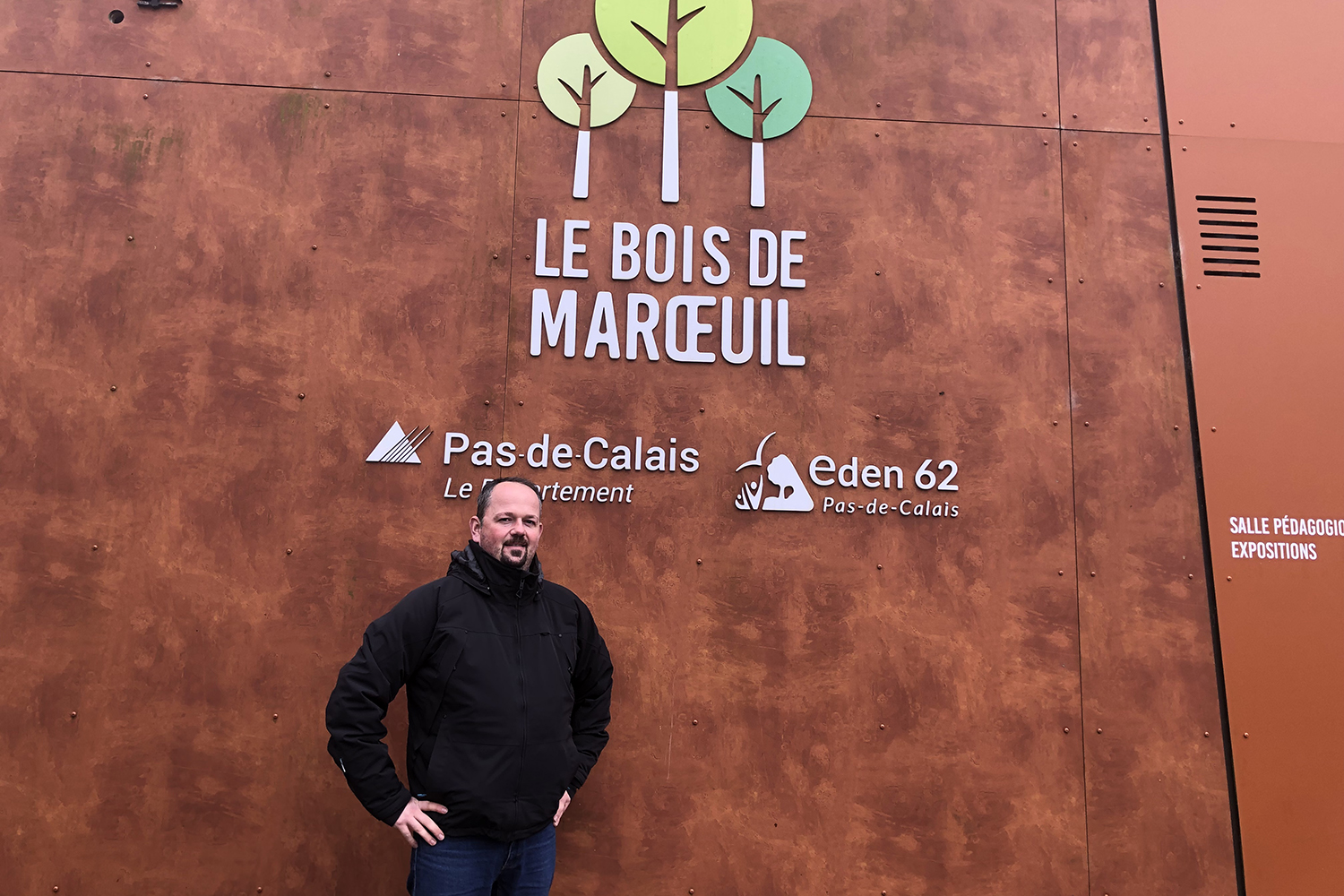 Bruno COSSEMENT, chargé de mission à Eden 62, devant un bâtiment du bois de Maroeuil © Globe Reporters