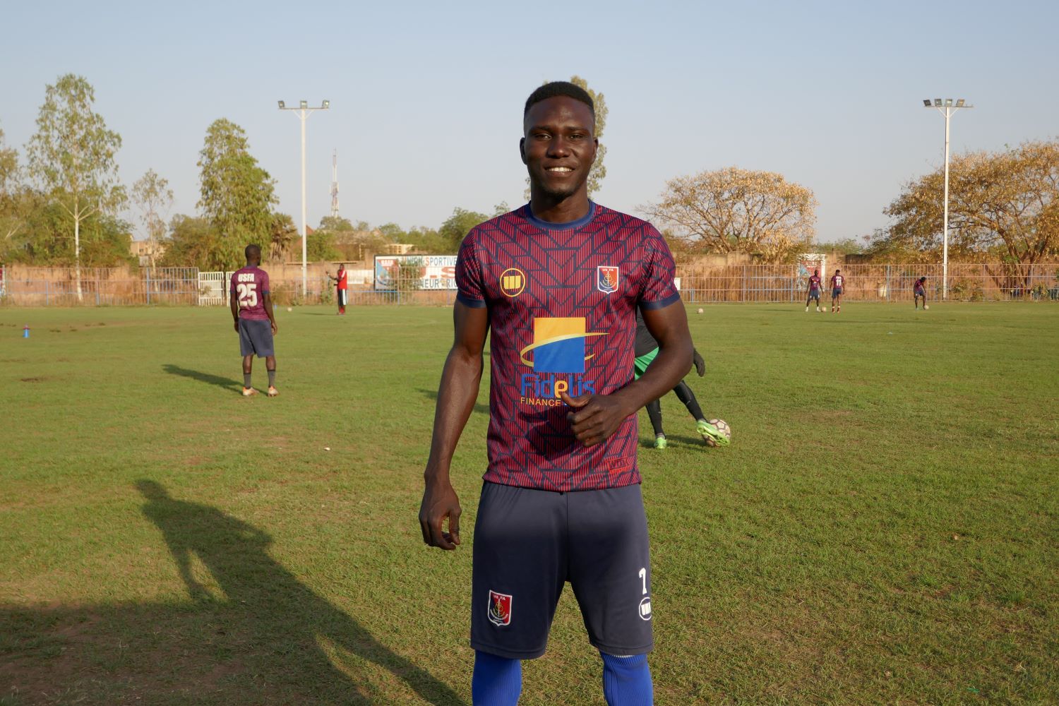 Yannick Stéphane POGNONGO avec l’uniforme de l’USFA après l’interview et juste avant le début de l’entrainement © Globe Reporters