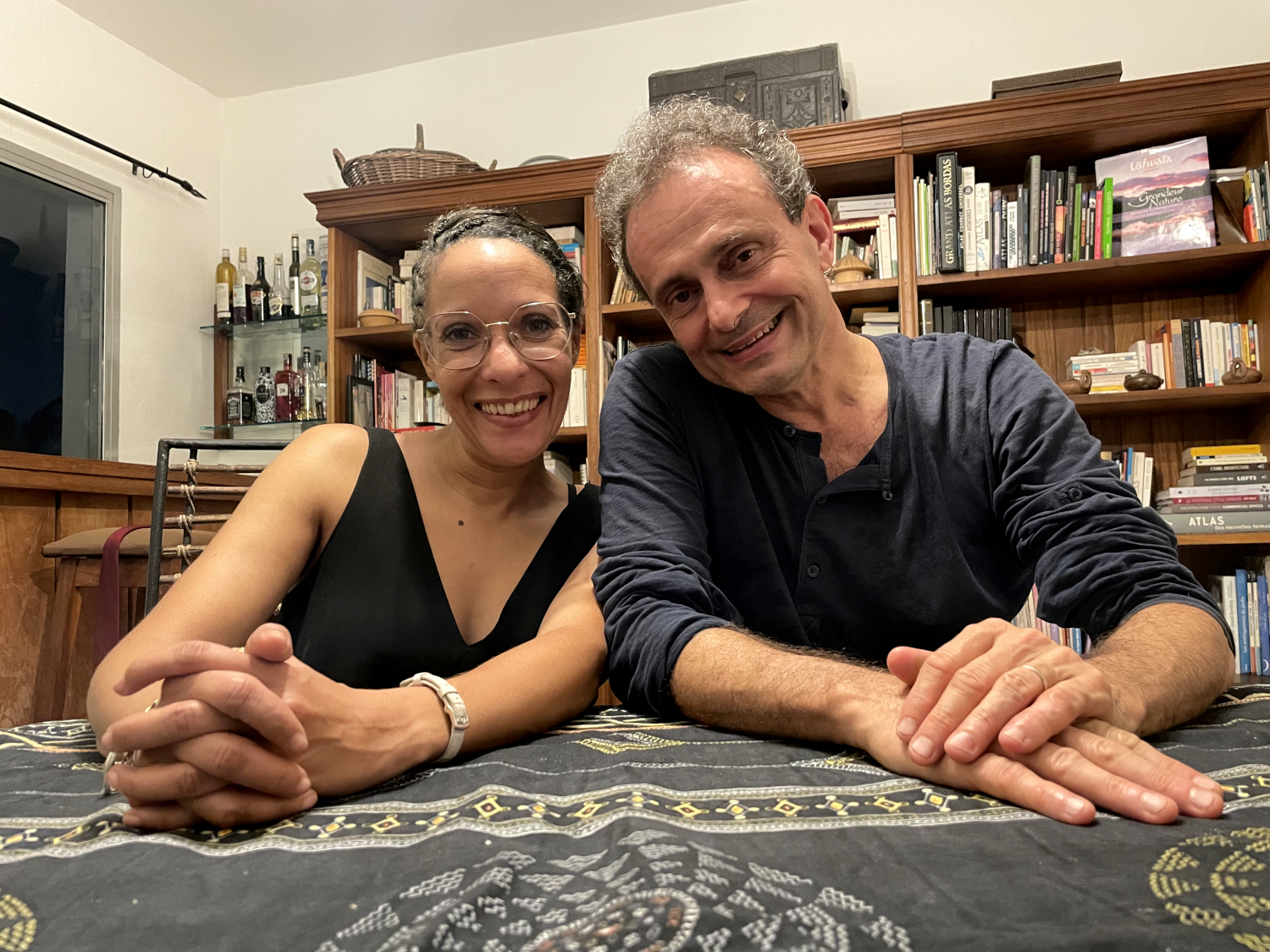 Zélia et Vincent, couple franco-camerounais dans leur appartement à Douala © Globe Reporters