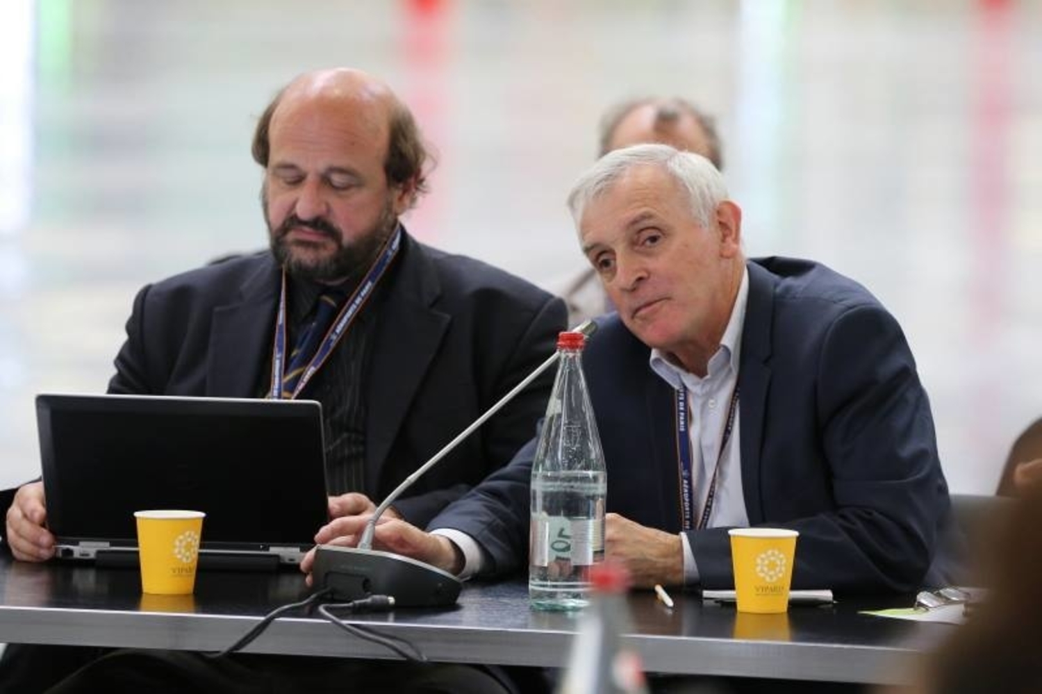 Photo d’Hervé LE TREUT et Jean JOUZEL, publiée en 2014 par Laurent Fabius, ministre des Affaires étrangères français de l’époque, à l’occasion du célèbre Salon International de l’Aéronotique et de l’Espace du Bourget. Le transport aérien étant un des plus polluants. (Crédit : Laurent Fabius)