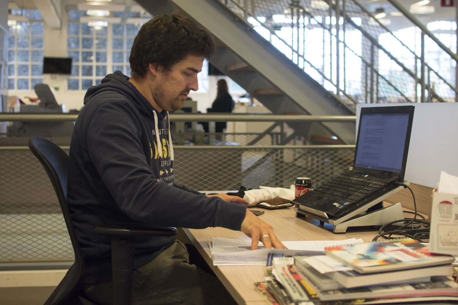 Ce n’est pas son bureau habituel. Thibaut râle gentiment en voyant le désordre sur la table © Globe Reporters