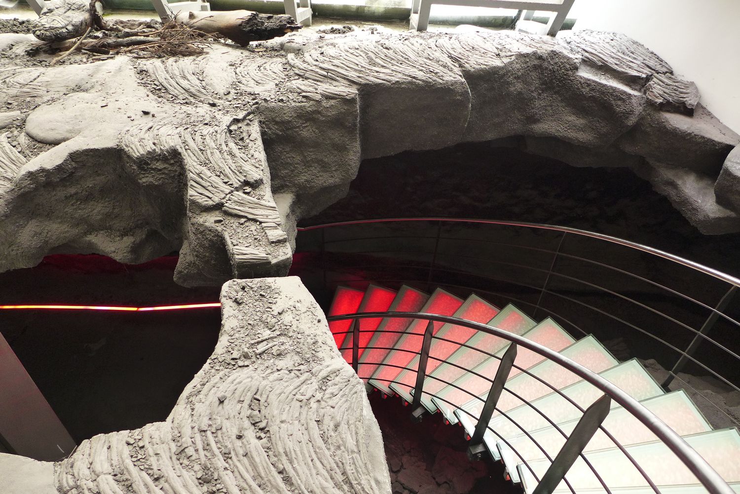 L’entrée dans le musée se fait par ce tunnel étrange dans lequel le bruit des mouvements du magma a été reconstitué. Un bruit sourd qui vous emmène au centre de la Terre, à quelques degrés près…