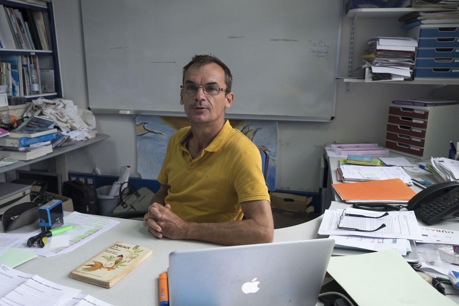 Il nous reçoit dans son bureau, de la faculté des Sciences, campus du Moufia à Saint-Denis. 