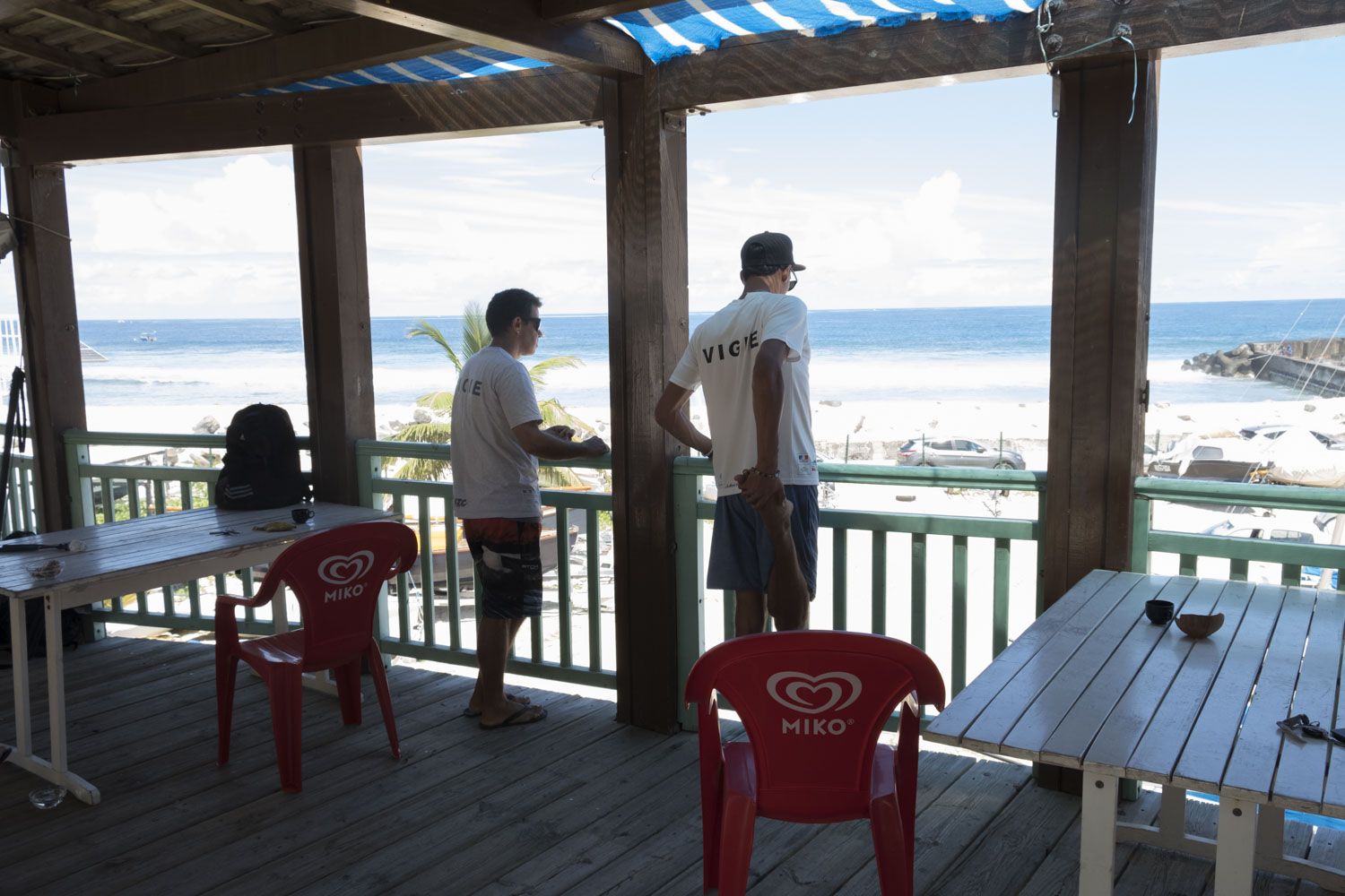 Sur la terrasse, ils s’étirent et s’échauffent tranquillement. Le second essai de la journée va bientôt débuter.