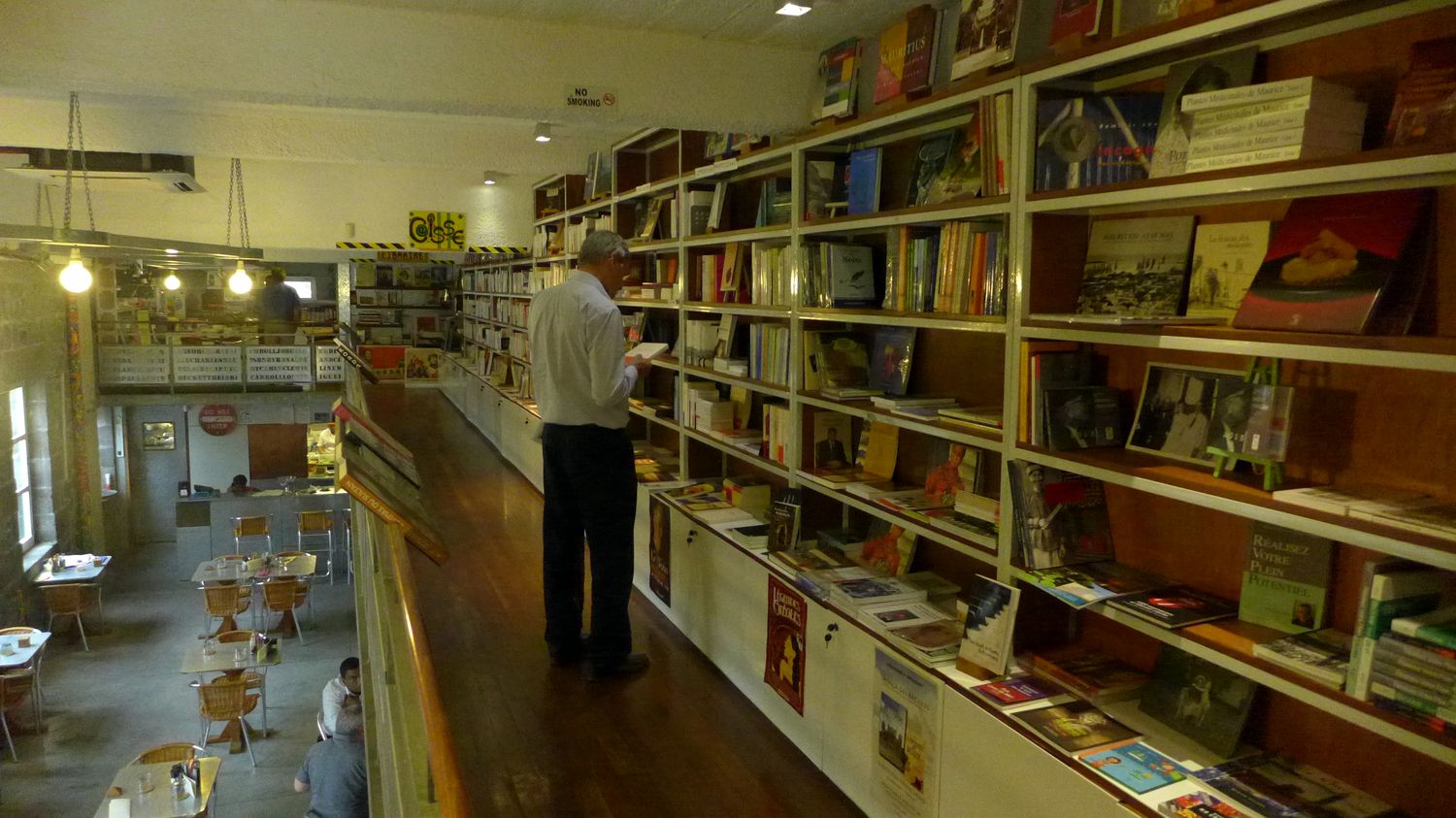 L’Atelier est un restaurant au rez-de-chaussée, et une librairie à l’étage. 