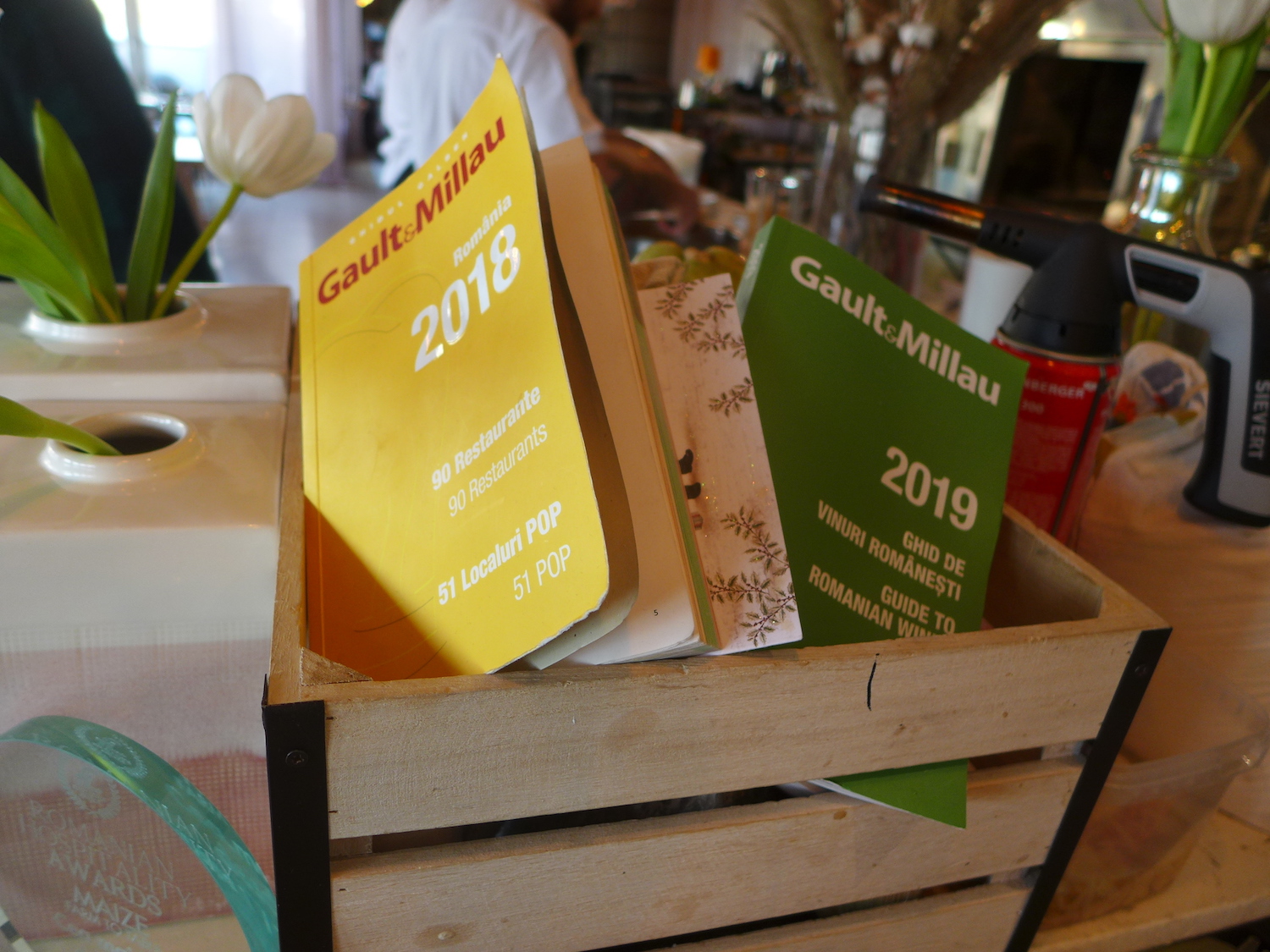 Le premier guide Gault et Millau roumain, sorti en mai 2018. A côté, le guide sur les vins, sorti en novembre 2018.