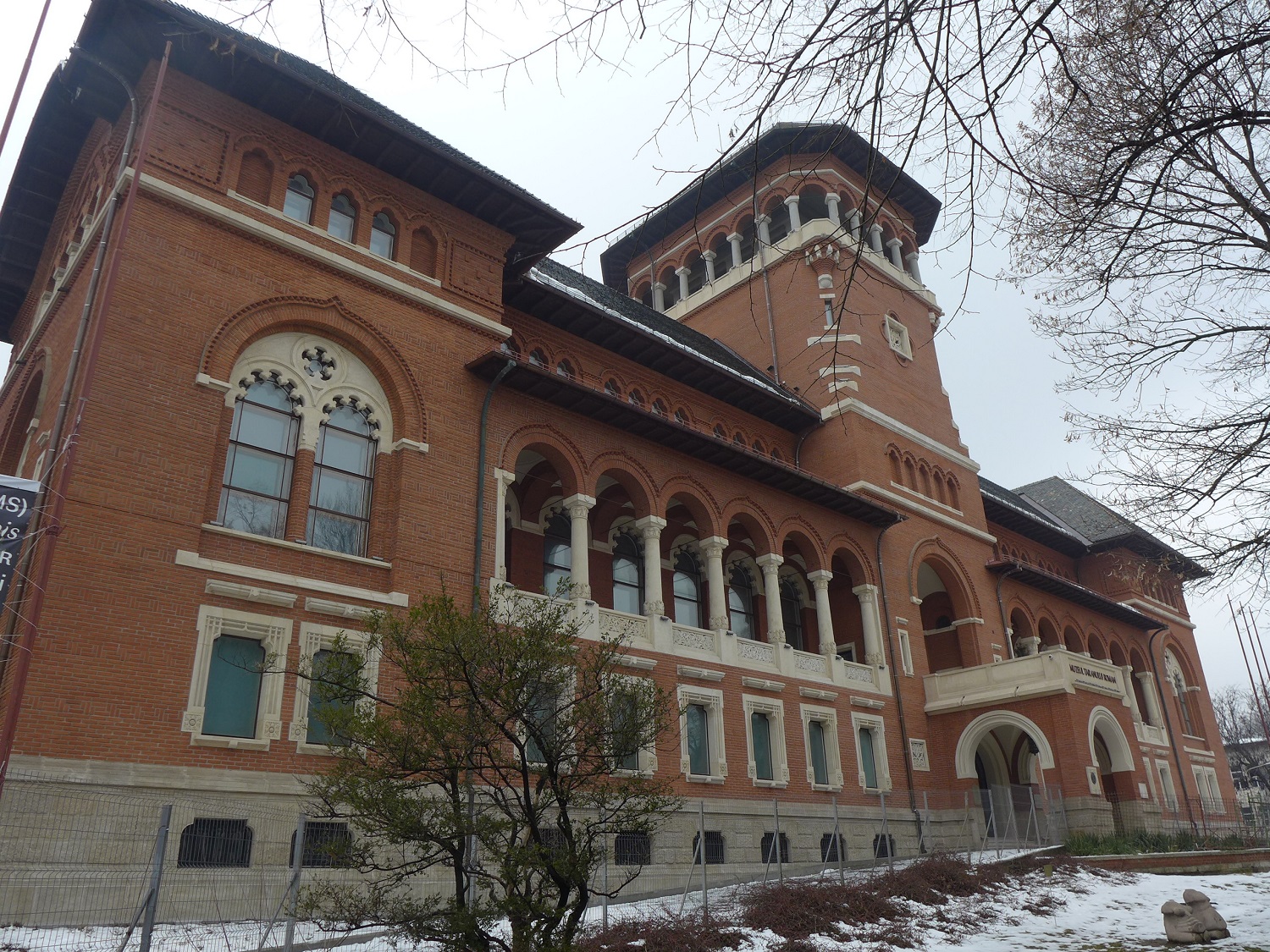 Le musée est un grand bâtiment en brique.