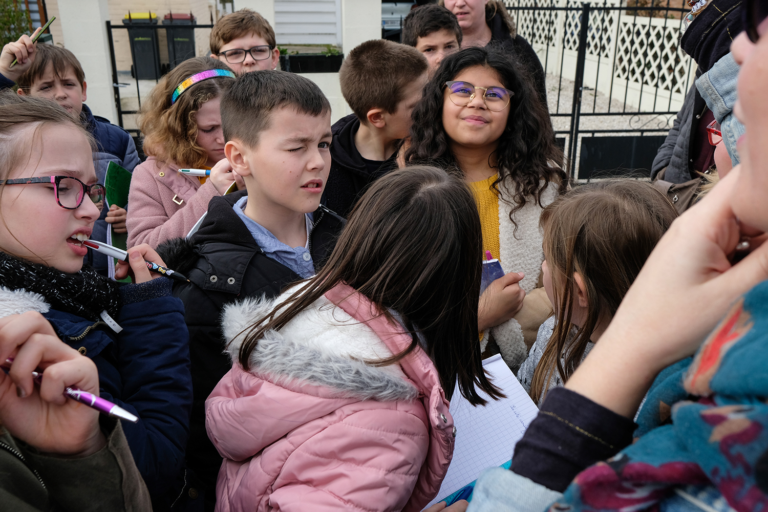 Cahiers de notes et stylos à la bouche, les apprentis reporters sont prêts !