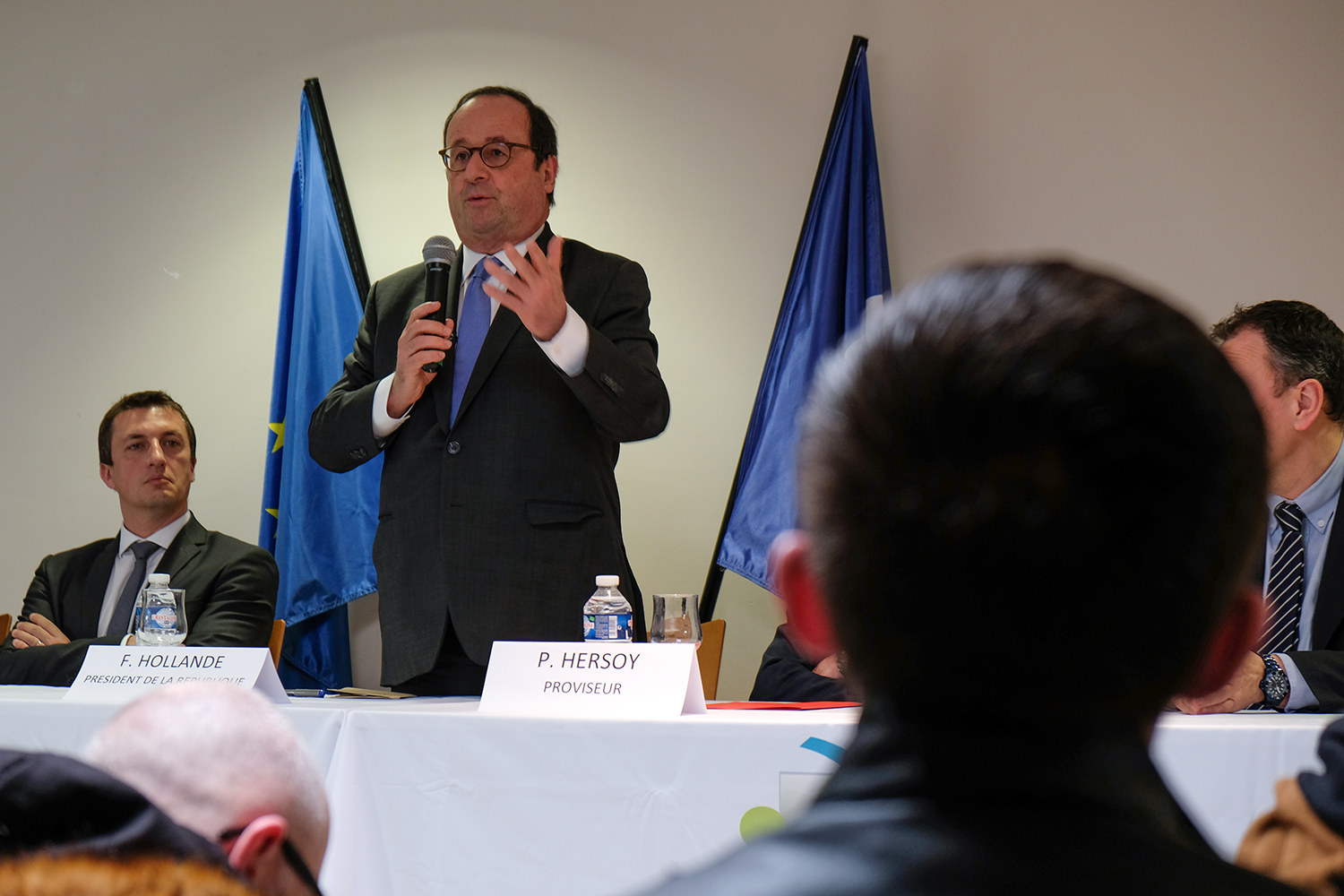 Après les discours introductifs du proviseur de l’établissement et des organisateurs, François HOLLANDE entame 1h00 de questions-réponses avec les élèves au sujet de l’Union européenne.